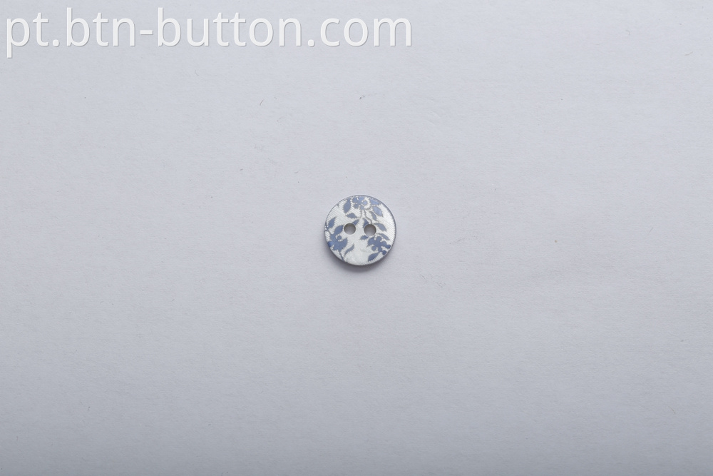 Round four-hole shell button